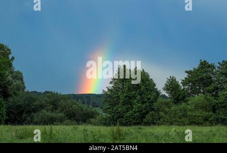 Ein kleiner Abschnitt eines Regenbogens. Ostholstein/Deutschland Stockfoto