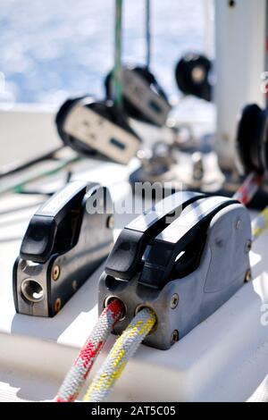 Nahaufnahme der Yacht-Rigging-Details, Schließsystem. Konzept des Abenteuers, Lifestyle-Cruising oder Rennsports Stockfoto