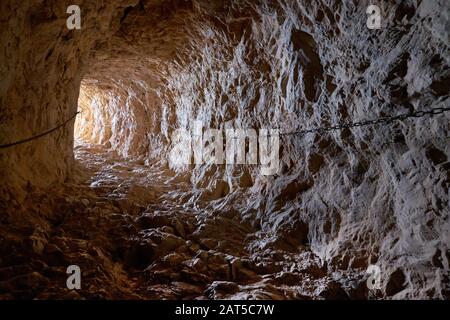 Höhlen-Felsentunnel durch Felsformation im Naturpark Peñón de Ifach. Calpe, Costa Blanca, Alicante, Spanien Stockfoto