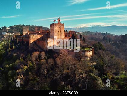 Luftdrone Blick auf die Burg Granada und die umliegenden Wiesen, Alhambra oder die Rote Burg, auf dem Hügel al-Sabika, Spanien Stockfoto