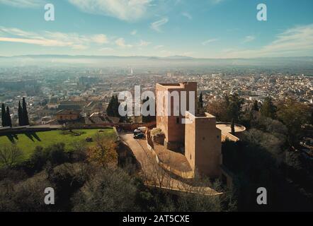 Malerische Luft mit Blick auf die Burg Granada, umgeben von Land und Stadtbild, Alhambra oder Red Castle, auf dem Hügel al-Sabika. Spanien Stockfoto