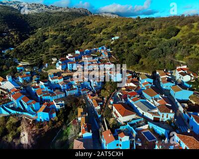 Luftbild Júzcar Stadt bemerkenswerter Ort alle Wohnhäuser in blauer Farbe gemalt, Valle del Genal, Serrania de Ronda, Málaga. Andalusien, Spanien Stockfoto