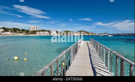 Leere Holzsteg führt zum Mittelmeer klare grüne Lagunenbucht Wasser, Freiheit, Urlaub, Palma de Mallorca, Spanien Stockfoto