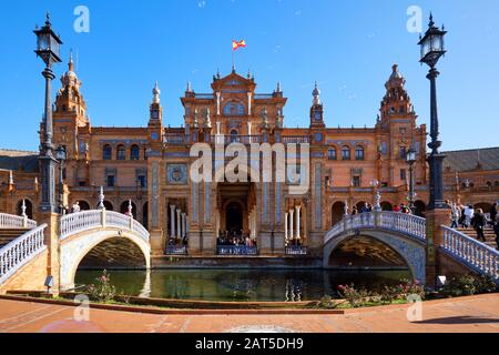 Plaza de España schöne architektonische Arbeit der spektakulärste berühmte Platz der Stadt Sevilla. Sonniger Tag, viele Touristen besuchten das Wahrzeichen Spaniens Stockfoto