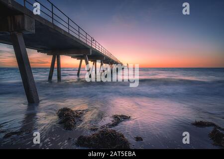 Sonnenuntergang am Glenelg Jetty, Adelaide, Australien Stockfoto