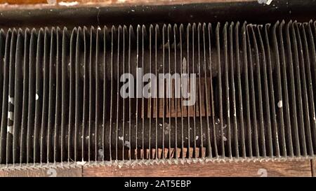 Ein alter Warmwasserkühler mit Leitblechen, mit dem Wohnungen in New York City beheizt wurden Stockfoto