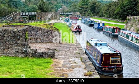 Narrowboats moored in Bugsworth Basin on the Peak Forest Canal, Großbritannien Stockfoto