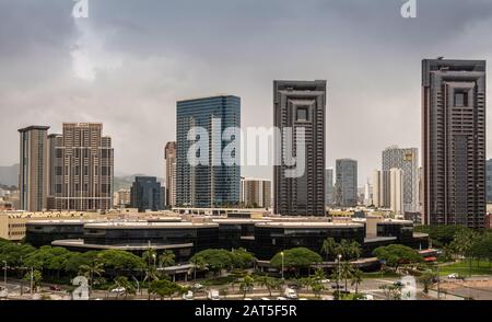 Honolulu Oahu, Hawaii, USA. - 11. Januar 2020: Waterfront Plaza mit der Hawaii Pacific University und dem angrenzenden Hochhaus entlang der South Street un Stockfoto