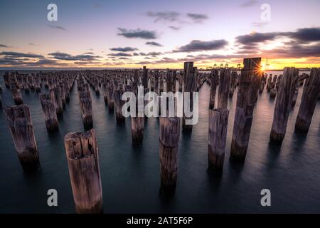 Sonnenuntergang am Princes Pier, Melbourne, Victoria, Australien Stockfoto