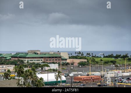 Honolulu Oahu, Hawaii, USA. - 11. Januar 2020: Green Rooged University of Hawaii Cancer Center and John. A. Burns School of Medicine mit Pier One c Stockfoto