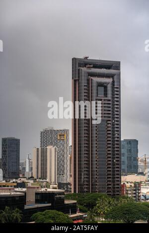 Honolulu Oahu, Hawaii, USA. - 11. Januar 2020: Einer von zwei identischen Wolkenkratzern entlang der South Street in der Nähe des Waterfront plaza unter dunklem Regenhimmel Stockfoto