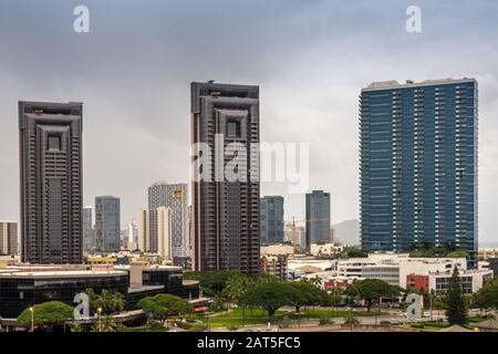 Honolulu Oahu, Hawaii, USA. - 11. Januar 2020: Zwei identische Wolkenkratzer entlang der South Street in der Nähe des Waterfront plaza unter der Wolkenlandschaft. Mehr Buil Stockfoto