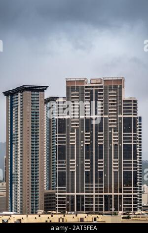 Honolulu Oahu, Hawaii, USA. - 11. Januar 2020: Das braune Keola Lai Hochhaus in der 600 Queen Street unter grauer Wolkenlandschaft. Stockfoto