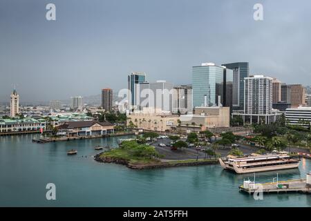 Honolulu Oahu, Hawaii, USA. - 11. Januar 2020: Fahren Sie mit dem Aloha Tower mit dem Pier 5 bis 8, der Hochhäuser, den Turm und sein Einkaufszentrum, Park zeigt Stockfoto