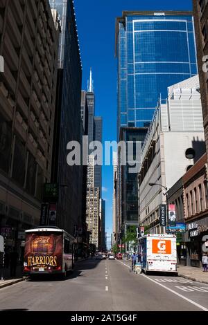 Chicago, Illinois, USA - Juli 2, 2014: Street Scene mit Menschen zu Fuß entlang einer Straße in der Innenstadt von der Stadt Chicago Stockfoto