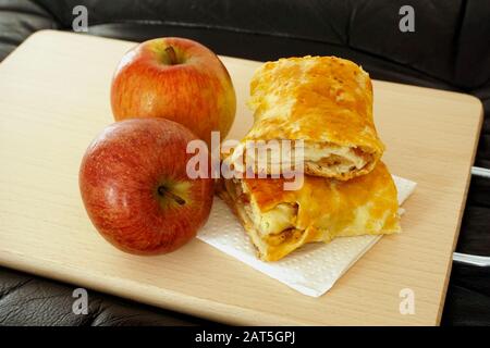 Apfelstrudelkuchen aus kleinen, aber organischen und natürlichen Äpfeln. Süße Brötchen aus hausgemachtem Quellteig und Äpfeln, die natürlich und unbehandelt sind Stockfoto