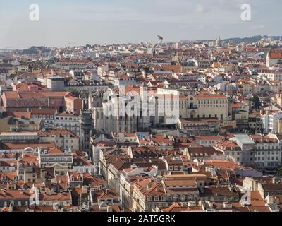 Luftaufnahme von Lissabon mit dem Kloster Unserer Lieben Frau vom Berg Carmel (Portugiesisch: Convento da Ordem do Carmo) und dem Aufzug Santa Justa in Portugal Stockfoto