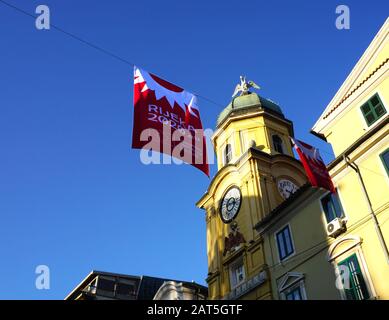 Rijeka, Kroatien, 21. Januar 2020. Das historische Gebäude und der Uhrturm der Stadt und die Fahne mit der Botschaft, dass die kroatische Stadt Rijeka die ist Stockfoto