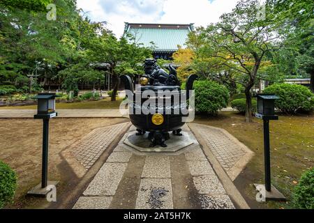 Der Gotokuji-Tempel im Tokioter Stadtteil Setagaya gilt als Geburtsstätte der charm-statue maneki-neko Stockfoto