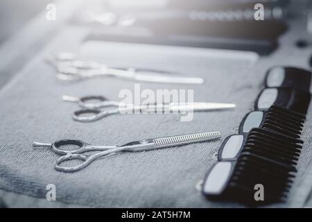 Friseurwerkzeuge: Kämme, Rasiermesser, Scheren Haarschneider. Stockfoto