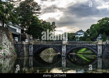 Die Nijubashi-Brücke ist der ikonische Anblick des Kaiserpalastes von Tokio, der Hauptresidenz des Kaisers von Japan Stockfoto