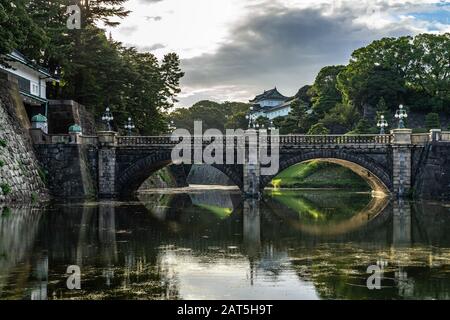 Nijubashi Bridge, wenn der Kaiserpalast in Tokio sich bei Sonnenuntergang in Wasser spiegelte, Japan Stockfoto