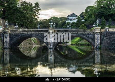 Die Nijubashi-Brücke ist der ikonische Anblick des Kaiserpalastes von Tokio, der Hauptresidenz des Kaisers von Japan Stockfoto