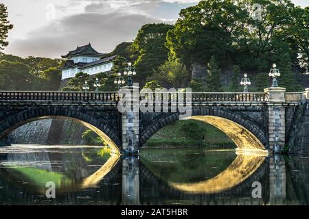 Nijubashi Bridge, wenn der Kaiserpalast in Tokio sich bei Sonnenuntergang in Wasser spiegelte, Japan Stockfoto