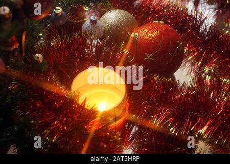 Weihnachtsdekorationen und Kerze. Weihnachtsstimmung. Stockfoto