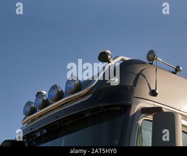 Zusätzliche Scheinwerfer, die im oberen Teil der Kabine montiert sind. Nahaufnahme einer LKW-Kabine. Stockfoto