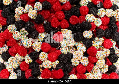 Eine Streuung von mehrfarbigen Marmeladenbonbons in einem Geschäft, Textur Stockfoto