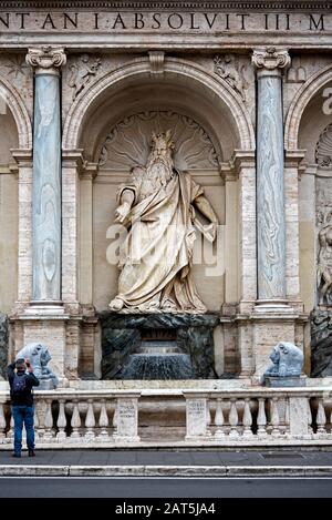 Touristen fotografieren die Fontana dell'Acqua Felice oder den Mosesbrunnen in Largo di Santa Susanna, Rom, Italien. Stockfoto