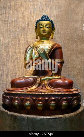 Gold tiefe rote Skulptur der Amitabha Buddha Siddhartha Gautama Skulptur Betende Hände lebten im heutigen Nordindien und Nepal etwa fünfundzwanzig Stockfoto