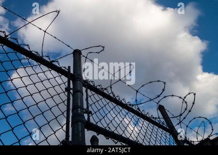 Bereich mit Stacheldrahtzaun abgesperrt Stockfoto