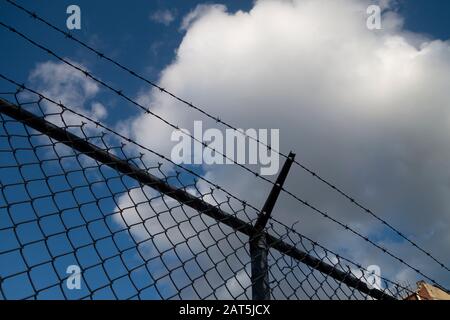 Bereich mit Stacheldrahtzaun abgesperrt Stockfoto