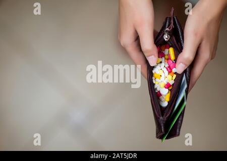 Eine offene Brieftasche, in der Pillen verschiedener Farben zu sehen sind Stockfoto