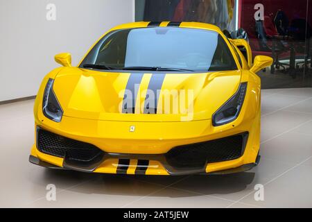 New York, Vereinigte Staaten, 29.11.19 Gelb-Schwarz Ferrari 488 Pista Luxury Sportfahrzeug im Händlersalon Stockfoto