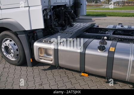 Neues Fahrzeug. Ansicht der LKW-Kraftstofftanks aus Edelstahl. Stockfoto