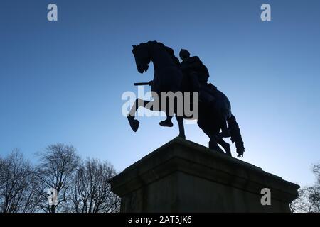 Bristol, Großbritannien - 29. Januar 2020: Queens Square an einem sonnigen Wintermorgen. Silhouette des Reiterstandbildes von König Wilhelm III Stockfoto