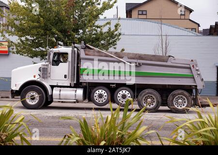 Ein großer Kippwagen, der darauf wartet, beladen zu werden. Straßenbauarbeiten in der Innenstadt. Stockfoto