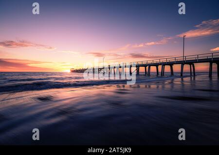 Sonnenuntergang über Grange Jetty, Adelaide, South Australia Stockfoto