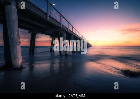 Sonnenuntergang über Grange Jetty, Adelaide, South Australia Stockfoto