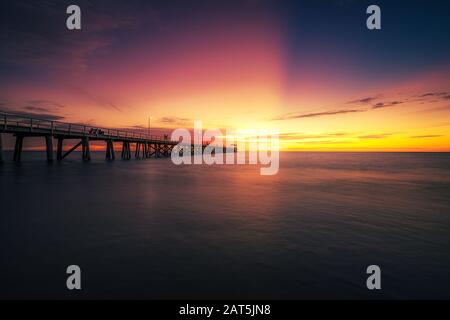 Sonnenuntergang über Grange Jetty, Adelaide, South Australia Stockfoto