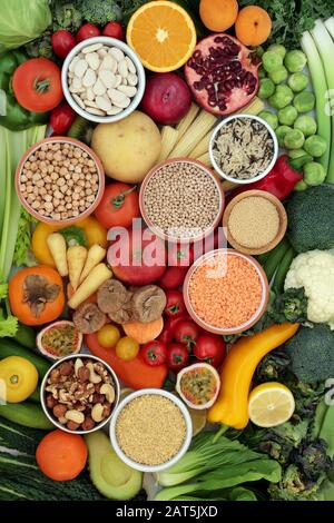 High Fiber Health Food Konzept mit einer großen Sammlung von Superfoods hoch in Antioxidantien, Omega 3, Vitaminen und Proteinen mit niedrigem Gi. Stockfoto