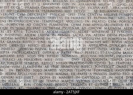 Textur der lateinischen Worte eingraviert auf einer marmortafel Stockfoto