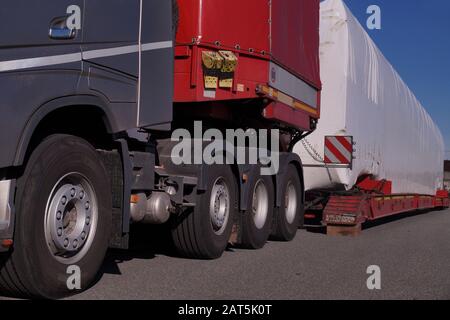 Reisepause. Nahaufnahme eines Spezialfahrzeugs zum Transport von übergroßen Lasten. Stockfoto