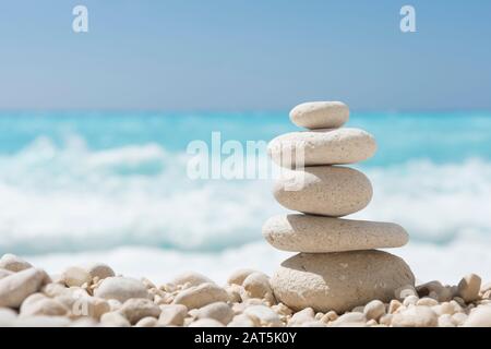 Ausgeglichene Steine an einem Kieselstrand Stockfoto