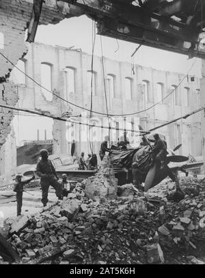 Stripping beiseite Tarps im Cockpit von Fighter Plane suchen Männer von 4046th QM Truck Co. Nach Instrument und Dashboard Namensschilder, beide leichte Andenken für Mailing Home, Oschersleben, Deutschland, Foto von Sgt. J. Pazen, US Army Signal Corps, Mai 1945 Stockfoto