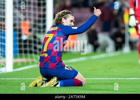 Camp Nou, Barcelona, Katalonien, Spanien. Januar 2020. Die Fußballspiele der Fußballmannschaft von Copa Del Rey, Barcelona gegen Leganes; Antoine Griezmann vom FC Barcelona gibt eine Geste mit den Daumen nach oben für einen tollen Pass für sein Tor in der 4. Minute für 1:0 Credit: Action Plus Sports/Alamy Live News Stockfoto