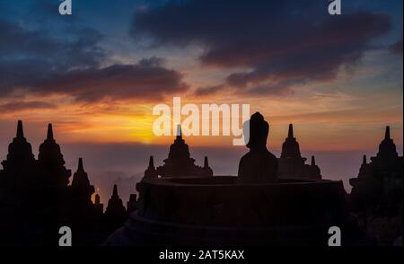 Buddha Statue bei Sonnenaufgang, Borobudur Tempel Komplex, Borobudur, Yogyakarta, Java, Indonesien Stockfoto